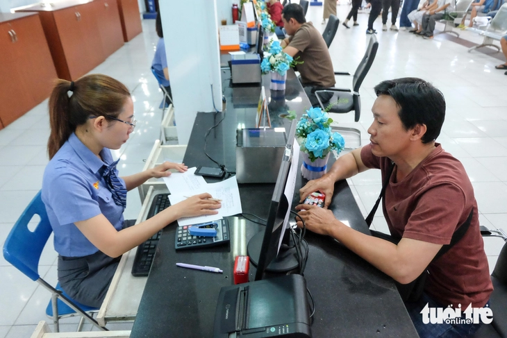 Đi từ Đồng Nai lên ga Sài Gòn lúc 3h sáng đợi mua vé tàu Tết 2026 - Ảnh 4.
