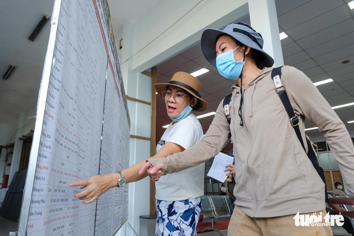 Đi từ Đồng Nai lên ga Sài Gòn lúc 3h sáng đợi mua vé tàu Tết 2026 - Ảnh 6.