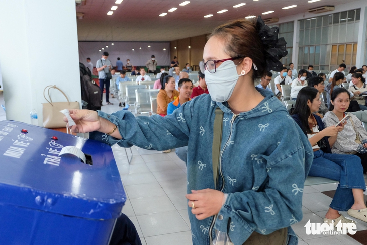 Đi từ Đồng Nai lên ga Sài Gòn lúc 3h sáng đợi mua vé tàu Tết 2026 - Ảnh 7.