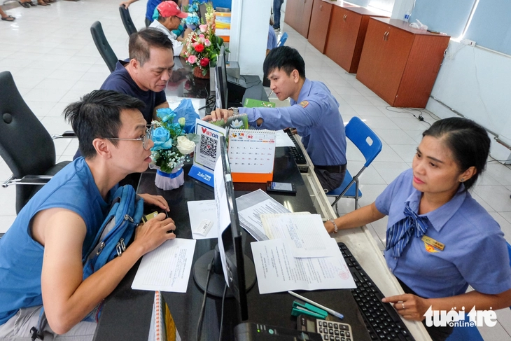 Đi từ Đồng Nai lên ga Sài Gòn lúc 3h sáng đợi mua vé tàu Tết 2026 - Ảnh 9.