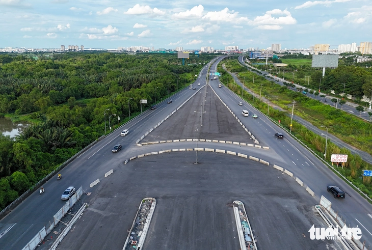 Cuối 2025, TP.HCM sẽ có thêm bao nhiêu công trình giao thông mới? - Ảnh 1.