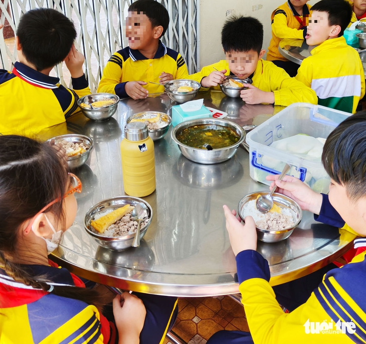 Trường tiểu học ở Đà Lạt tạm dừng bữa ăn bán trú sau tố cáo dùng thực phẩm bẩn - Ảnh 1.