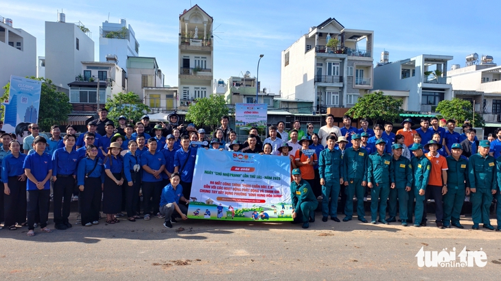 Ra mắt công trình lắp đặt phao chắn rác, xây dựng phường Bình Hưng Hòa xanh - Ảnh 1.