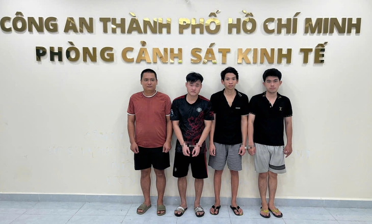 Công an TP.HCM khởi tố nhóm người sản xuất nước giặt, nước tẩy rửa giả - Ảnh 1.
