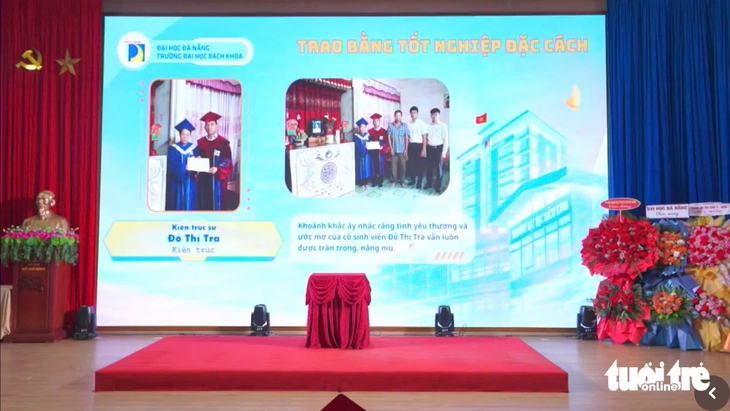 Nghẹn ngào trao bằng đặc cách cho nữ sinh Trường đại học Bách khoa Đà Nẵng - Ảnh 1.
