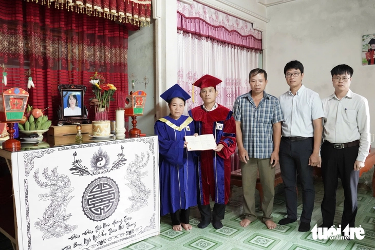 Nghẹn ngào trao bằng đặc cách cho nữ sinh Trường đại học Bách khoa Đà Nẵng - Ảnh 2.
