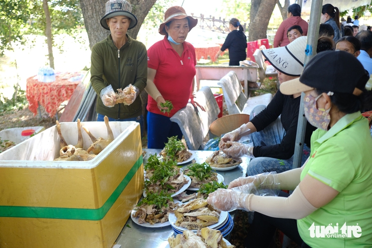 Gia Lai dọn cỗ mời người dân ăn giỗ Hoàng đế Quang Trung - Nguyễn Huệ - Ảnh 6.