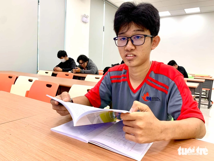 Đại học Công nghiệp TP.HCM miễn học phí và ký túc xá cho cháu mồ côi của ‘bà ngoại vĩ đại’ - Ảnh 1.