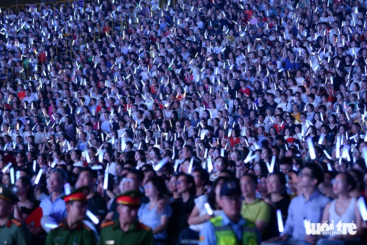 Thủ tướng Phạm Minh Chính cầm lightstick cùng 20.000 khán giả cổ vũ V Fest - Vietnam Today - Ảnh 3.