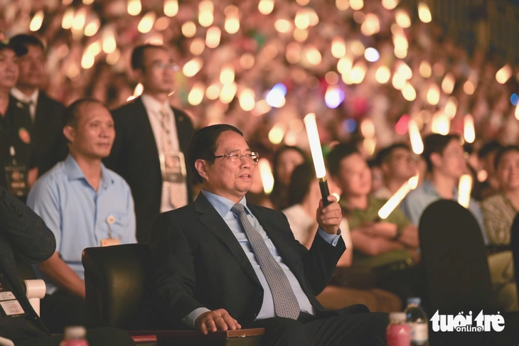 Thủ tướng Phạm Minh Chính cầm lightstick cùng 20.000 khán giả cổ vũ V Fest - Vietnam Today - Ảnh 1.