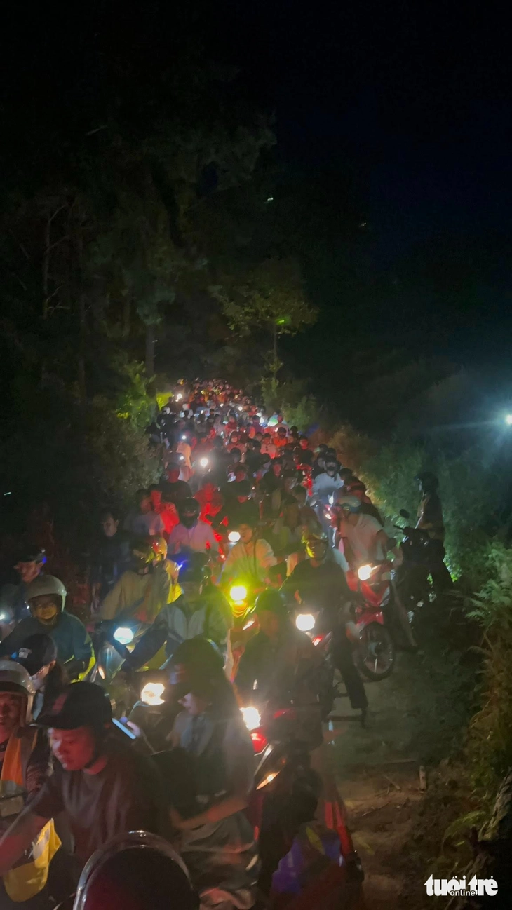 Du khách nườm nượp săn lúa chín Mù Cang Chải, 40 phút đi được 1km - Ảnh 3.