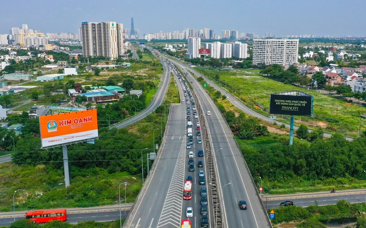 Cảnh sát giao thông phát loa nhắc nhở xe tải, xe khách đi đúng làn đường trên cao tốc - Ảnh 7.