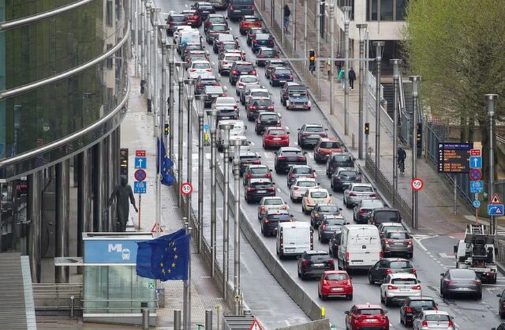 Brussels siết chặt kiểm soát, phạt nặng xe không đạt chuẩn môi trường - Ảnh 1.