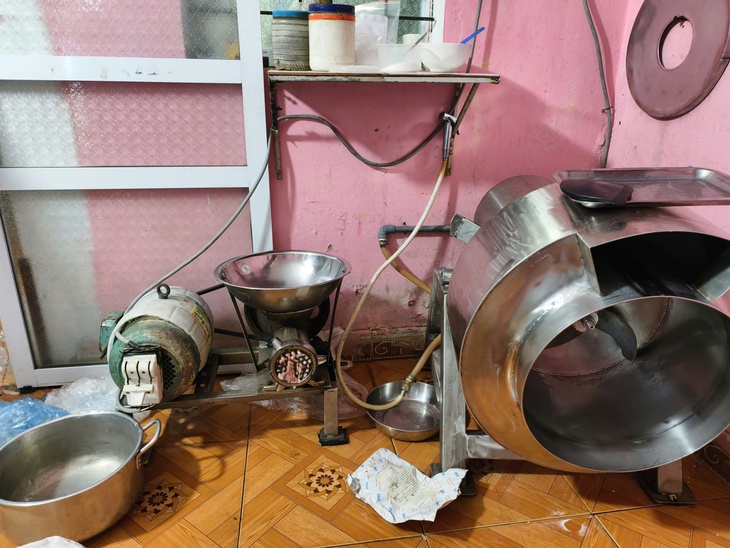 Cho hàn the vào giò, chả, một người bị khởi tố - Ảnh 1.