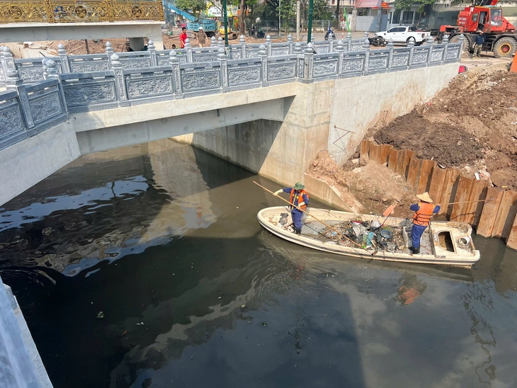 Nước từ Nhà máy xử lý nước thải Yên Xá chính thức đổ vào để 'hồi sinh' sông Tô Lịch - Ảnh 2.
