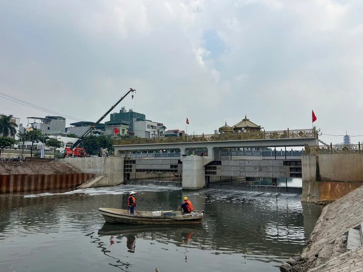Nước từ Nhà máy xử lý nước thải Yên Xá chính thức đổ vào để 'hồi sinh' sông Tô Lịch - Ảnh 1.