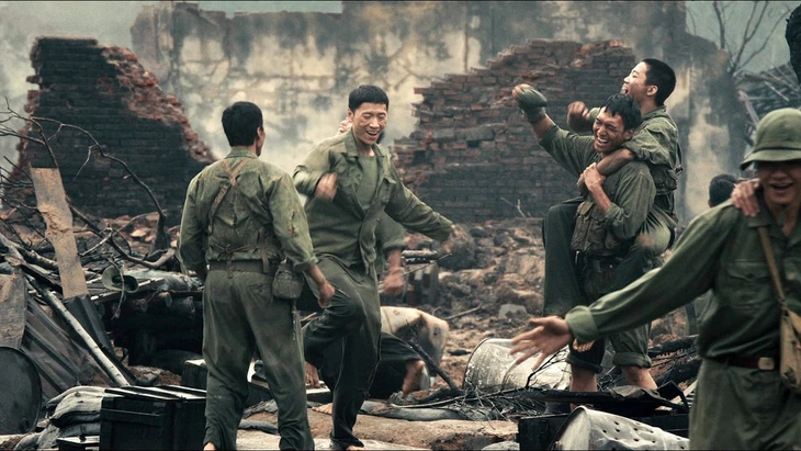 'Tử chiến trên không' bị quay lén, nhà sản xuất cảnh báo lập vi bằng - Ảnh 4.