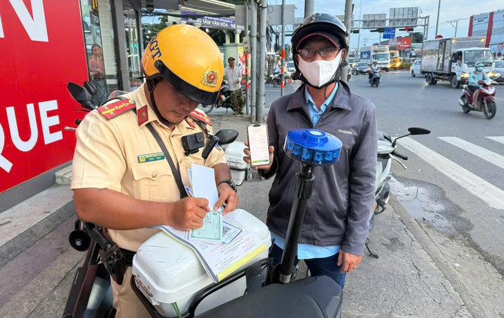 Nhân rộng nộp phạt bằng quét mã QR 'ngay và luôn' - Ảnh 1.