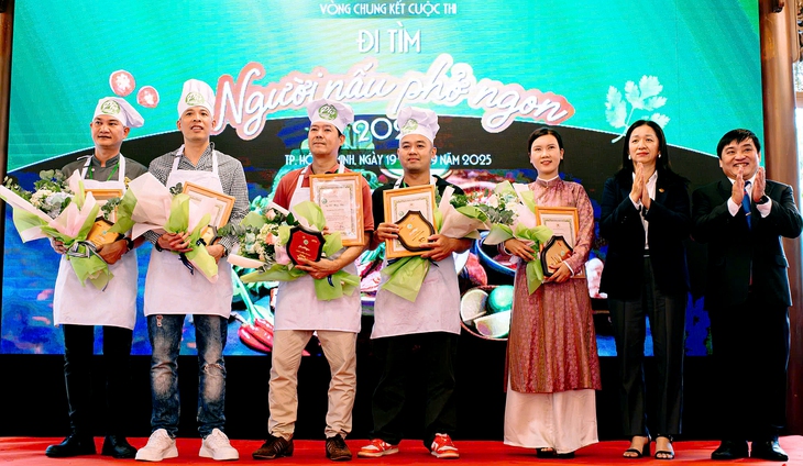 Năm Hoa hồi vàng sẽ đến Singapore - Ảnh 1.