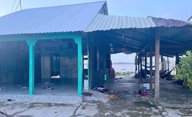 Sạt lở bờ sông Tiền khiến 2 căn nhà sụp xuống sông - Ảnh 3.