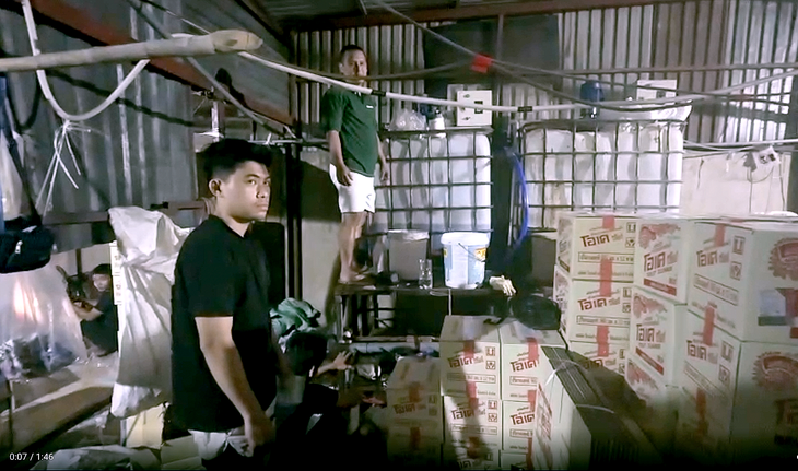 Công an TP.HCM khởi tố nhóm người sản xuất nước giặt, nước tẩy rửa giả - Ảnh 2.