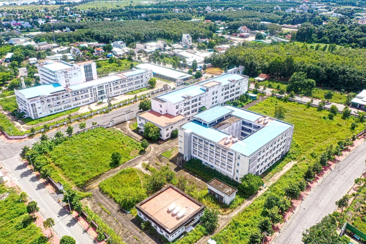 Có 200 bệnh viện vệ tinh, người bệnh hết cảnh 'hành xác' chuyển tuyến - Ảnh 1.
