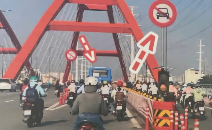 Chạy xe buýt vào đường cấm trên cầu Bình Lợi bị dân quay clip, tài xế nhận giấy phạt 5 triệu - Ảnh 3.