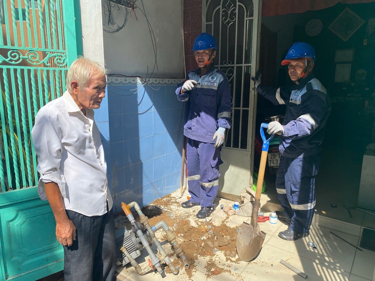 Sawaco hỗ trợ người dân TP.HCM trám giếng khoan tại xã 10 năm sụt lún 44cm - Ảnh 3.