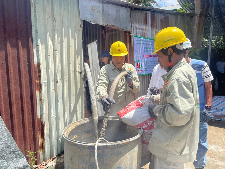 Sawaco hỗ trợ người dân TP.HCM trám giếng khoan tại xã 10 năm sụt lún 44cm - Ảnh 1.