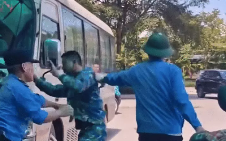Ba bảo vệ đánh xe ôm ở sảnh bệnh viện bị khởi tố - Ảnh 3.
