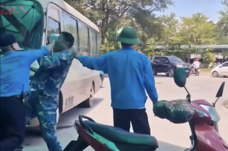 Chấm dứt hợp đồng lao động 3 bảo vệ xô xát với xe ôm trước cổng bệnh viện - Ảnh 1.