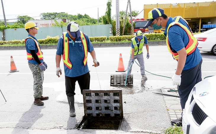 Hong Kong đóng cửa sân bay kỷ lục vì siêu bão Ragasa - Ảnh 3.