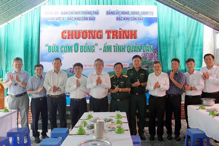 'Bữa cơm 0 đồng - ấm tình quân dân' cho gia đình chính sách tại đặc khu Côn Đảo - Ảnh 1.