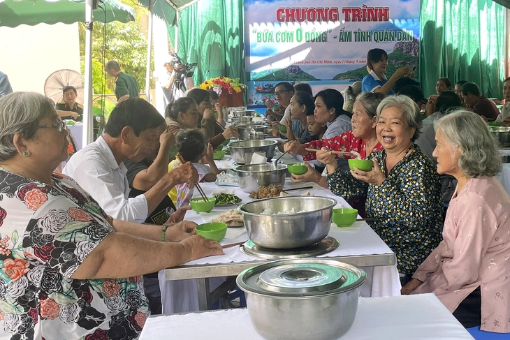 'Bữa cơm 0 đồng - ấm tình quân dân' cho gia đình chính sách tại đặc khu Côn Đảo - Ảnh 2.