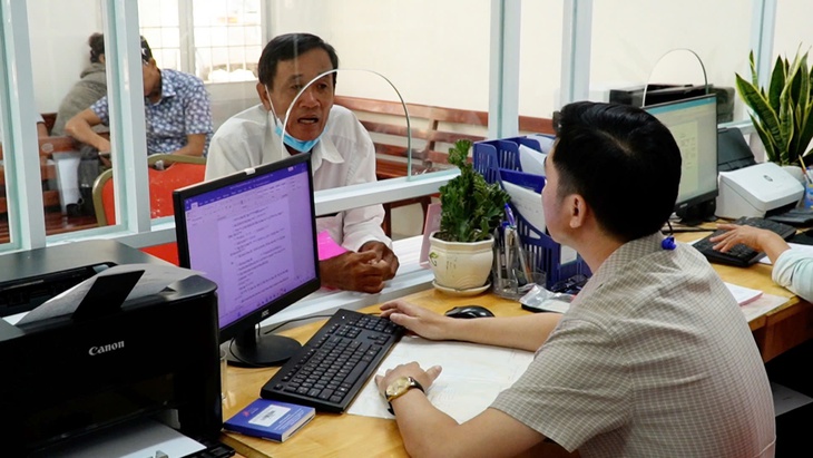 Cán bộ xã làm việc xa nhà trên 15km ở Cà Mau được hỗ trợ  - Ảnh 1.