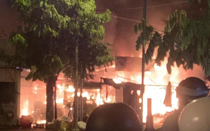 Cháy chợ tại Gia Lai lúc giữa đêm, 86 ki ốt hàng hóa bị thiêu rụi - Ảnh 4.