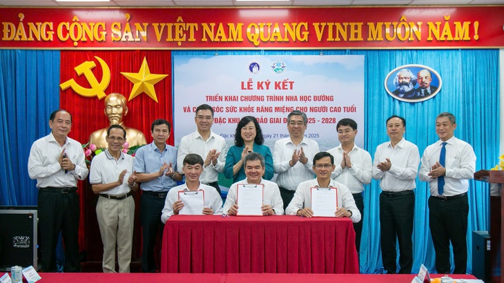 Ký kết chương trình chăm sóc sức khỏe răng miệng trẻ em, người cao tuổi ở Côn Đảo - Ảnh 1.