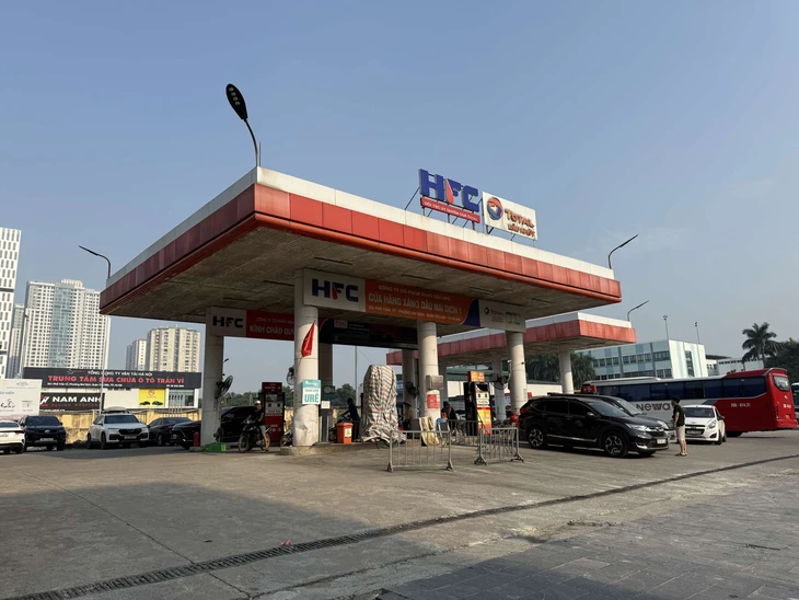 Ô tô lùi trúng cây xăng gây cháy dữ dội, nhân viên tháo chạy - Ảnh 2.