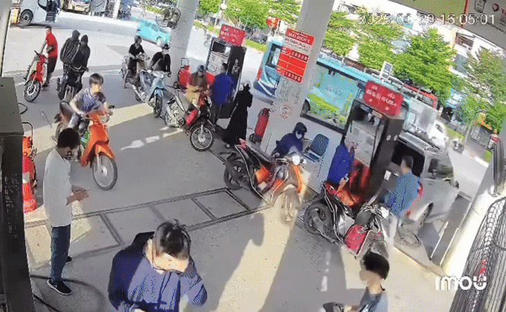 Ô tô lùi trúng cây xăng gây cháy dữ dội, nhân viên tháo chạy - Ảnh 1.