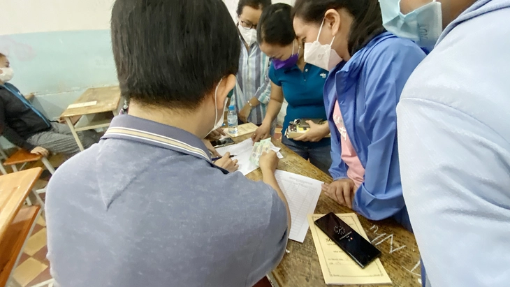Chống biến tướng lạm thu ra sao? - Ảnh 1. Biến tướng lạm thu đầu năm học nào cũng gây bức xúc, làm sao ngăn chặn? - Ảnh 1.