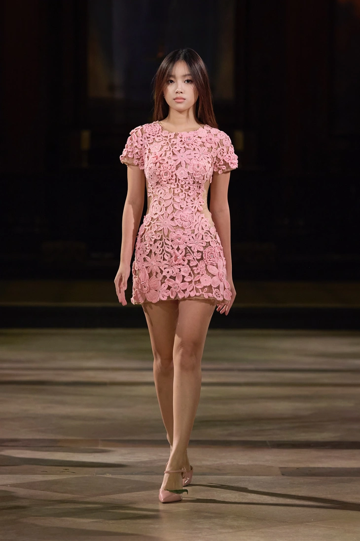 Nhà thiết kế Trần Hùng trình làng bộ sưu tập thứ 14 tại London Fashion Week - Ảnh 9.