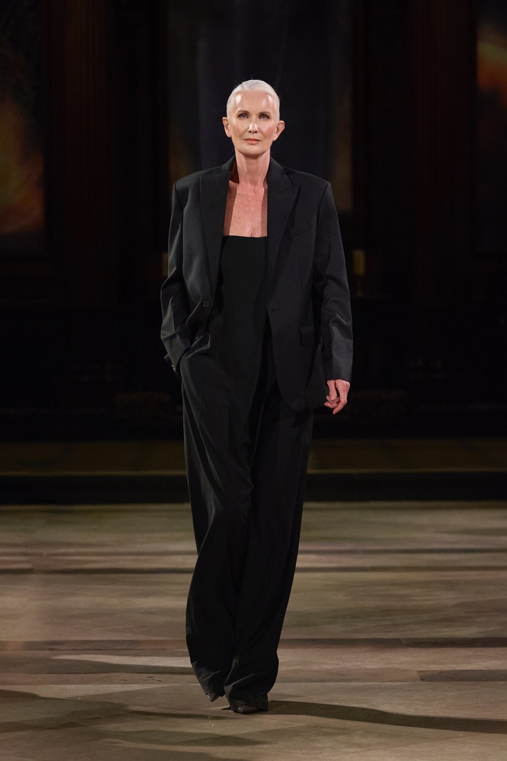 Nhà thiết kế Trần Hùng trình làng bộ sưu tập thứ 14 tại London Fashion Week - Ảnh 18. Nhà thiết kế Trần Hùng trình làng bộ sưu tập thứ 14 tại London Fashion Week - Ảnh 18.