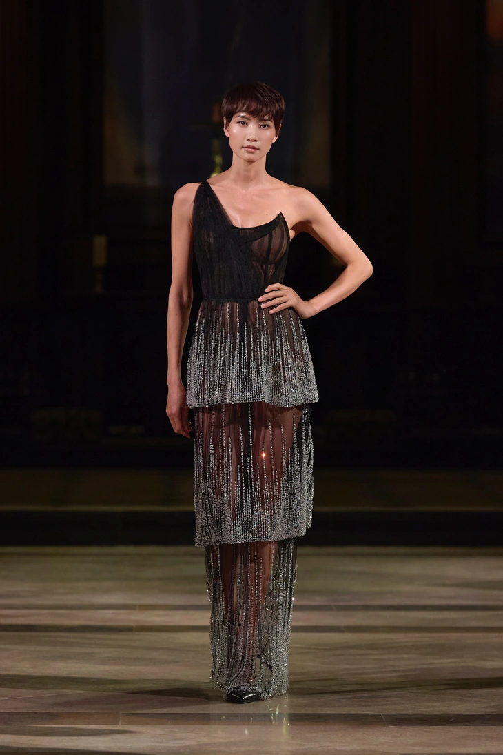 Nhà thiết kế Trần Hùng trình làng bộ sưu tập thứ 14 tại London Fashion Week - Ảnh 4. Nhà thiết kế Trần Hùng trình làng bộ sưu tập thứ 14 tại London Fashion Week - Ảnh 4.