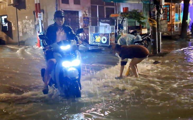 Nhiều tuyến đường ở Nha Trang bị ngập trong cơn mưa lớn, giao thông ùn ứ - Ảnh 10.