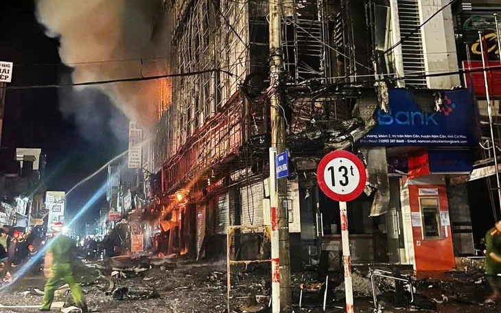 Cháy rụi 9 ki ốt tại chợ Bình Hàng Tây trong đêm - Ảnh 4.
