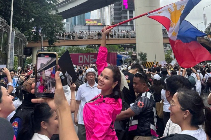 Hoa hậu Hoàn vũ Catriona Gray xuống đường biểu tình chống tham nhũng ở Philippines - Ảnh 3.