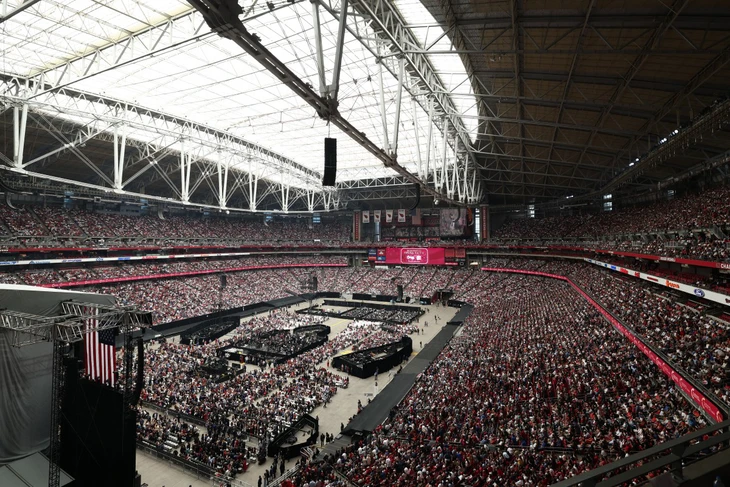 Lễ tưởng niệm Charlie Kirk: Ông Trump gọi vụ ám sát là 'cuộc tấn công vào nước Mỹ' - Ảnh 1.