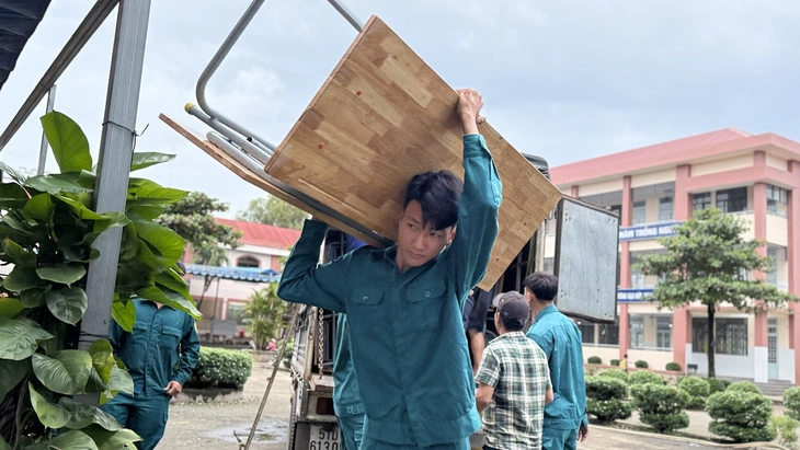 Sau chỉ đạo của Chủ tịch TP.HCM, trường học tại phường Vĩnh Tân đã có bàn ghế mới - Ảnh 1.