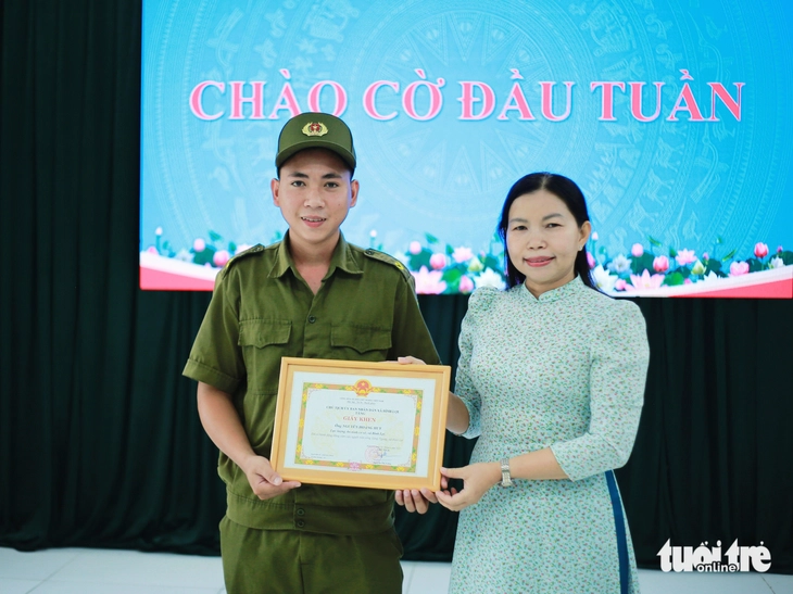 Khen thưởng đột xuất thành viên lực lượng an ninh cơ sở cứu kịp thời học sinh rơi xuống sông - Ảnh 1.