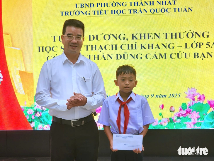 Sở Giáo dục và Đào tạo Đắk Lắk tuyên dương học sinh dũng cảm cứu bạn trong đêm thảm án- Ảnh 2. Sở Giáo dục và Đào tạo Đắk Lắk tuyên dương học sinh dũng cảm cứu bạn trong đêm thảm án - Ảnh 2.